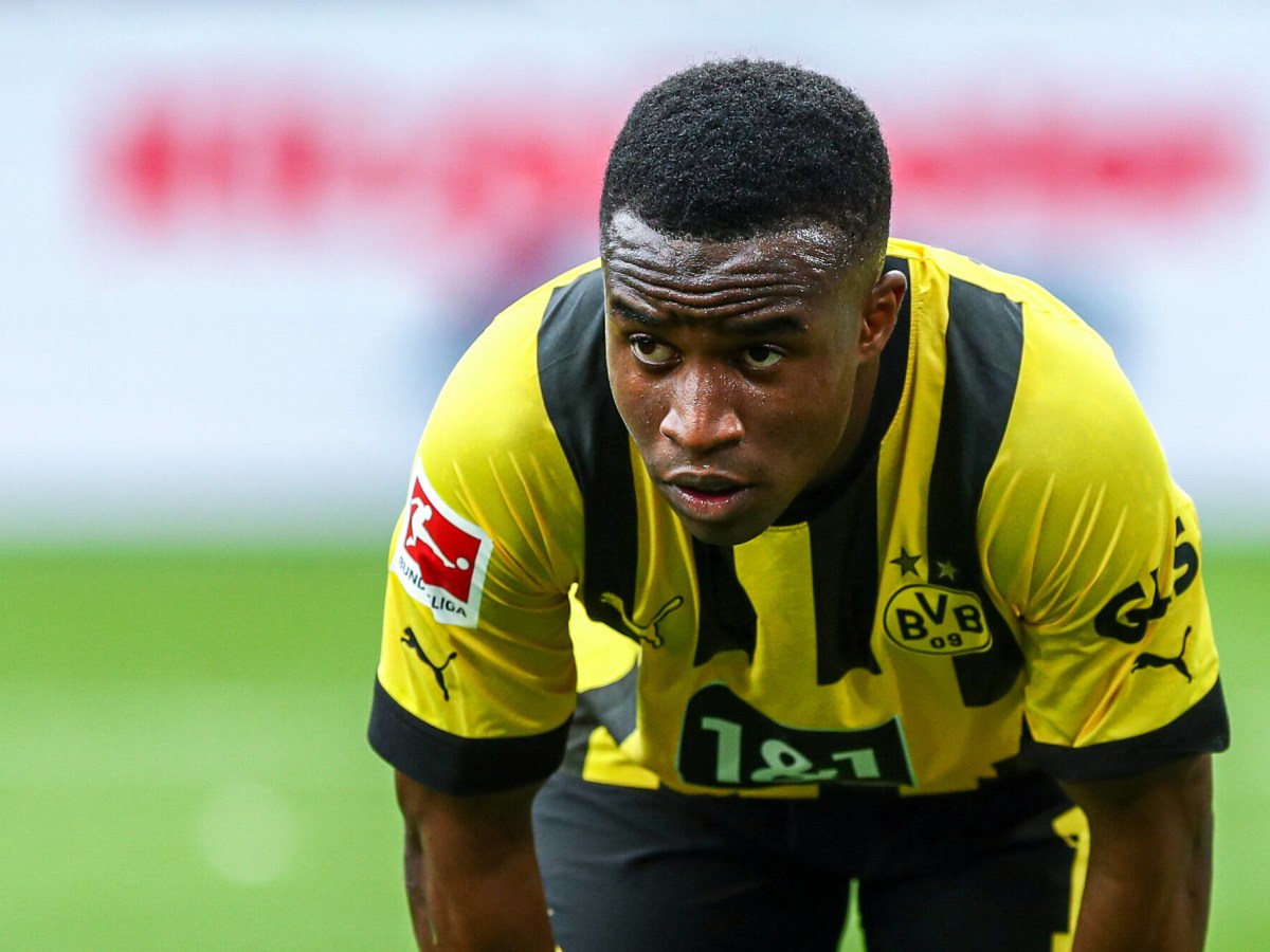 Youssoufa Moukoko schaut im Trikot von Borussia Dortmund überrascht nach vorn.