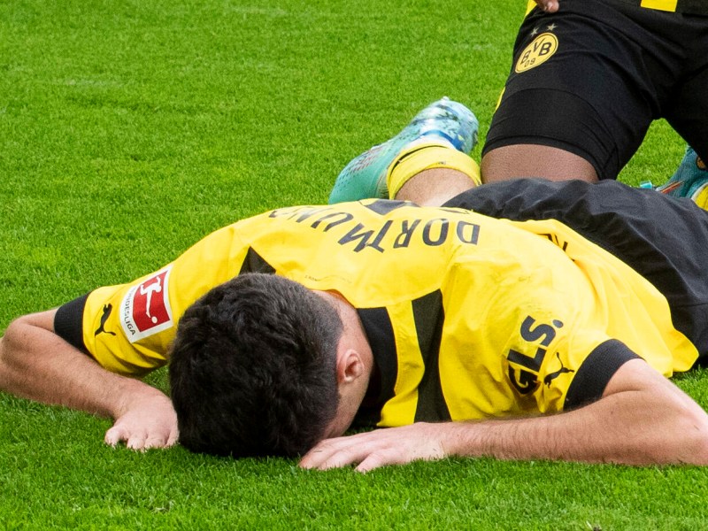 Giovanni Reyna weint nach seinem Tor für Borussia Dortmund.