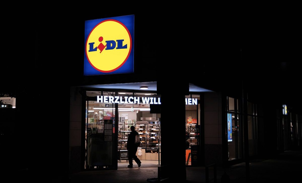 Lidl-Filiale beleuchtet im Dunkeln