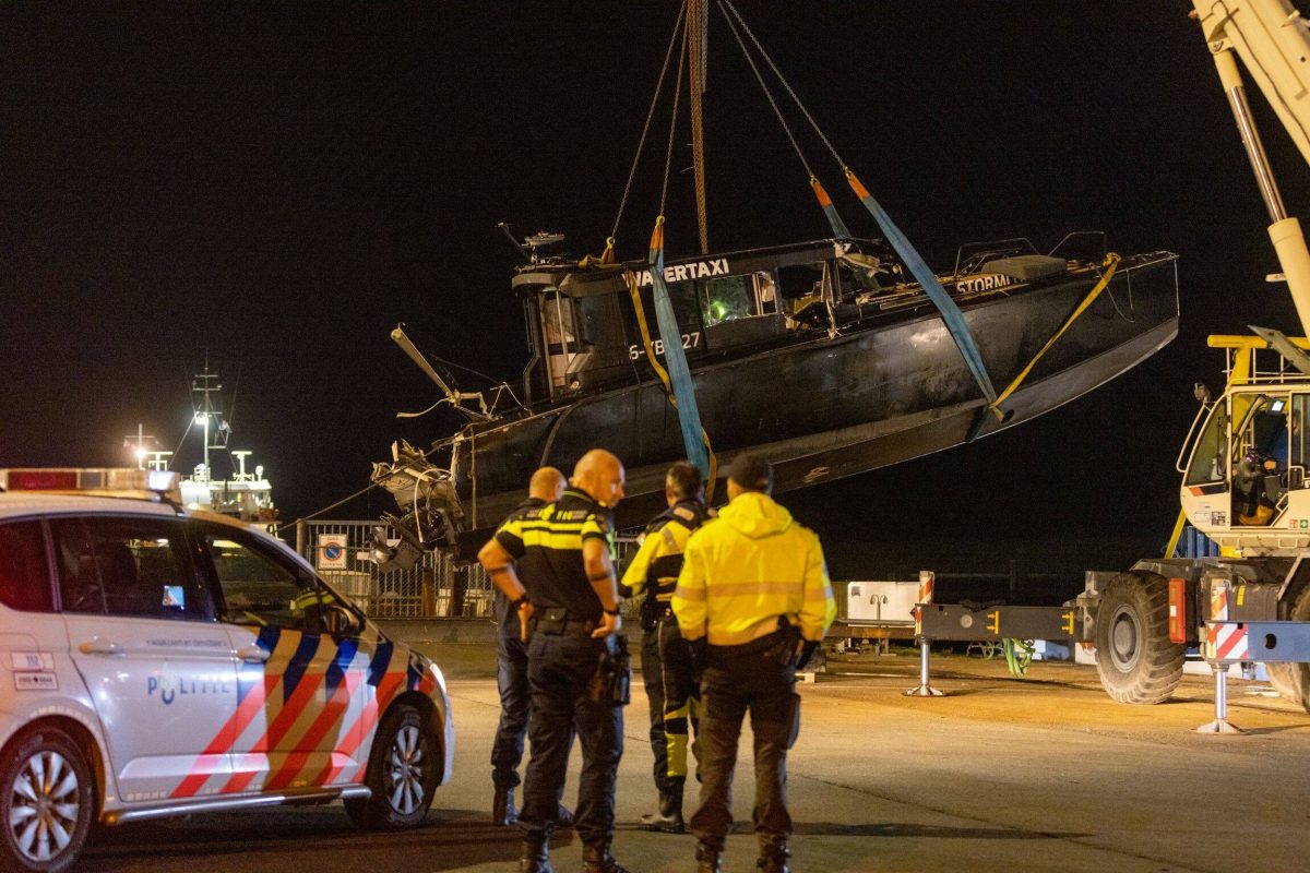 Unglück an der Nordsee vor der niederländischen Insel Terschelling. Behörden bergen ein Wassertaxi nach der tödlichen Kollision mit einer Fähre.