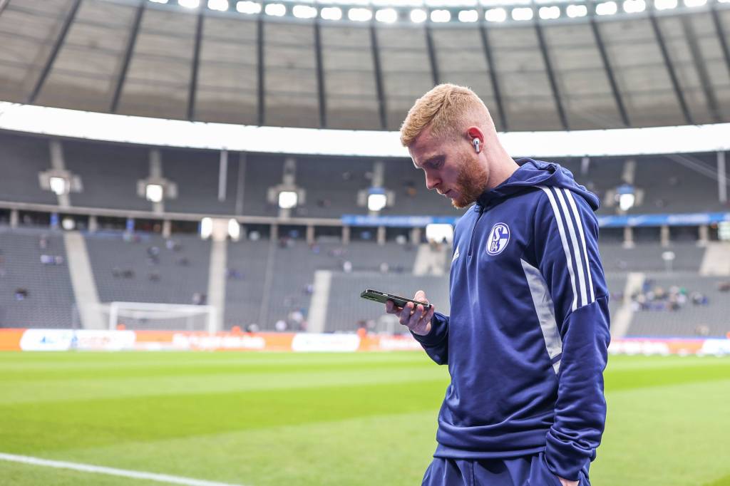 Florent Mollet schaut vor Hertha BSC – FC Schalke 04 auf sein Handy.