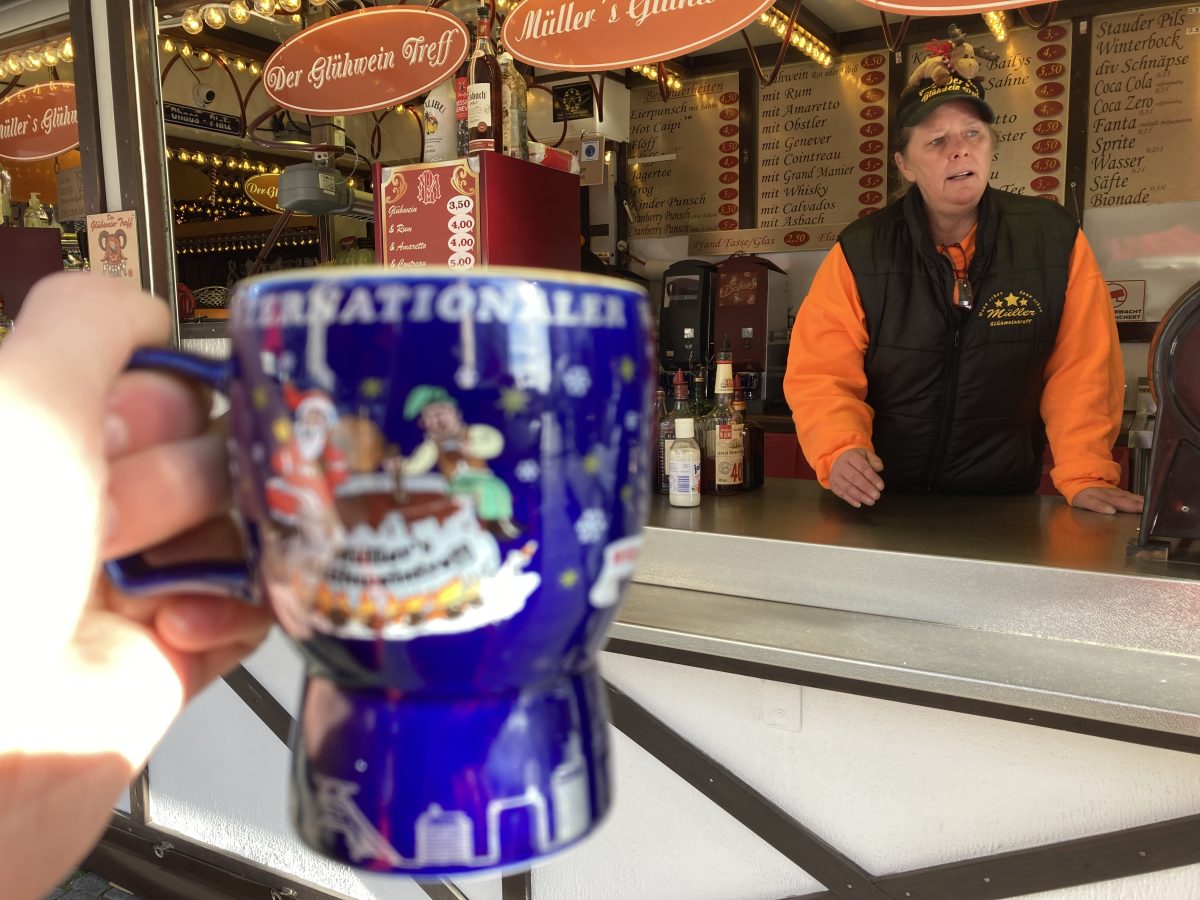 Astrid Müller verkauft auf dem Weihnachtsmarkt Essen: Glühwein