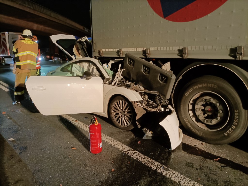 A1 Kamener Kreuz Unfall Auto klemmt unter Lkw fest