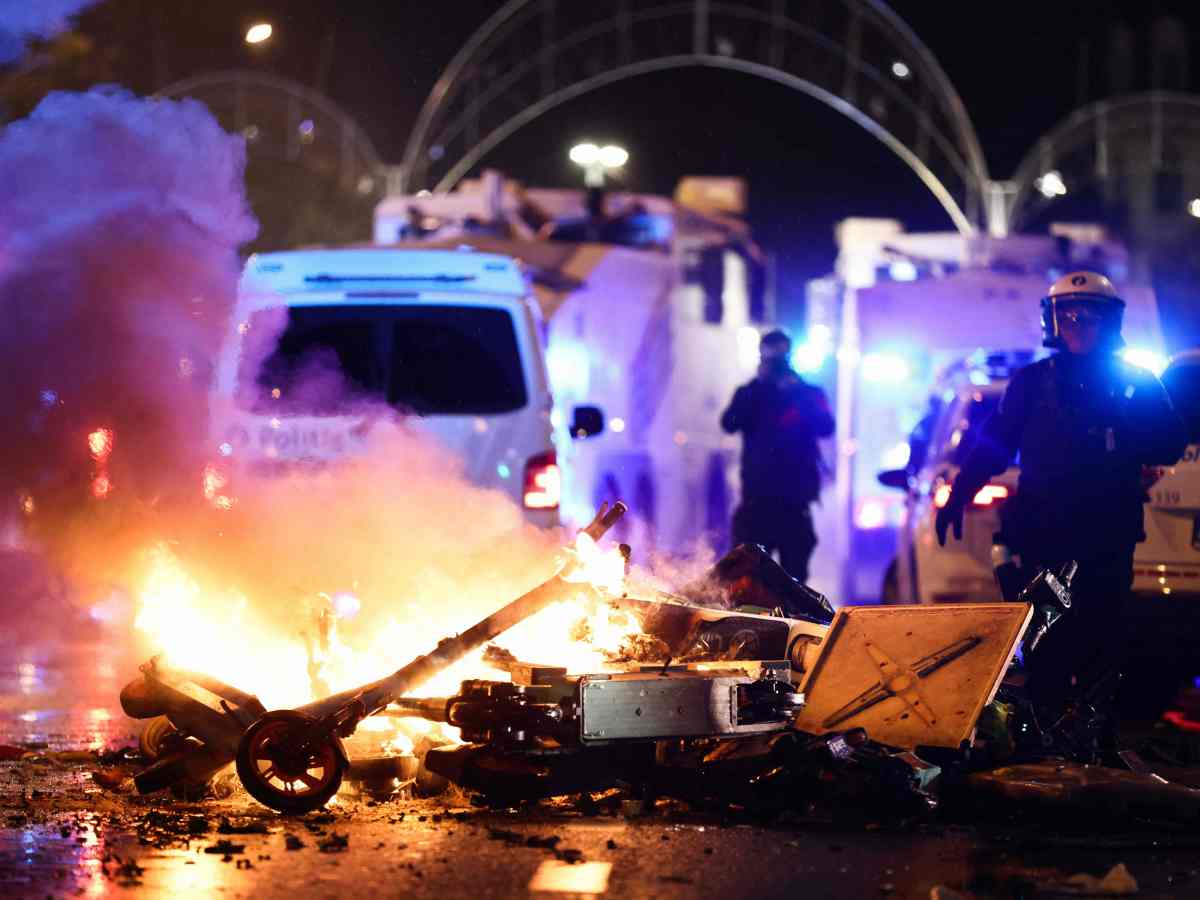 Brennende Gegenstände auf den Straßen in Brüssel.