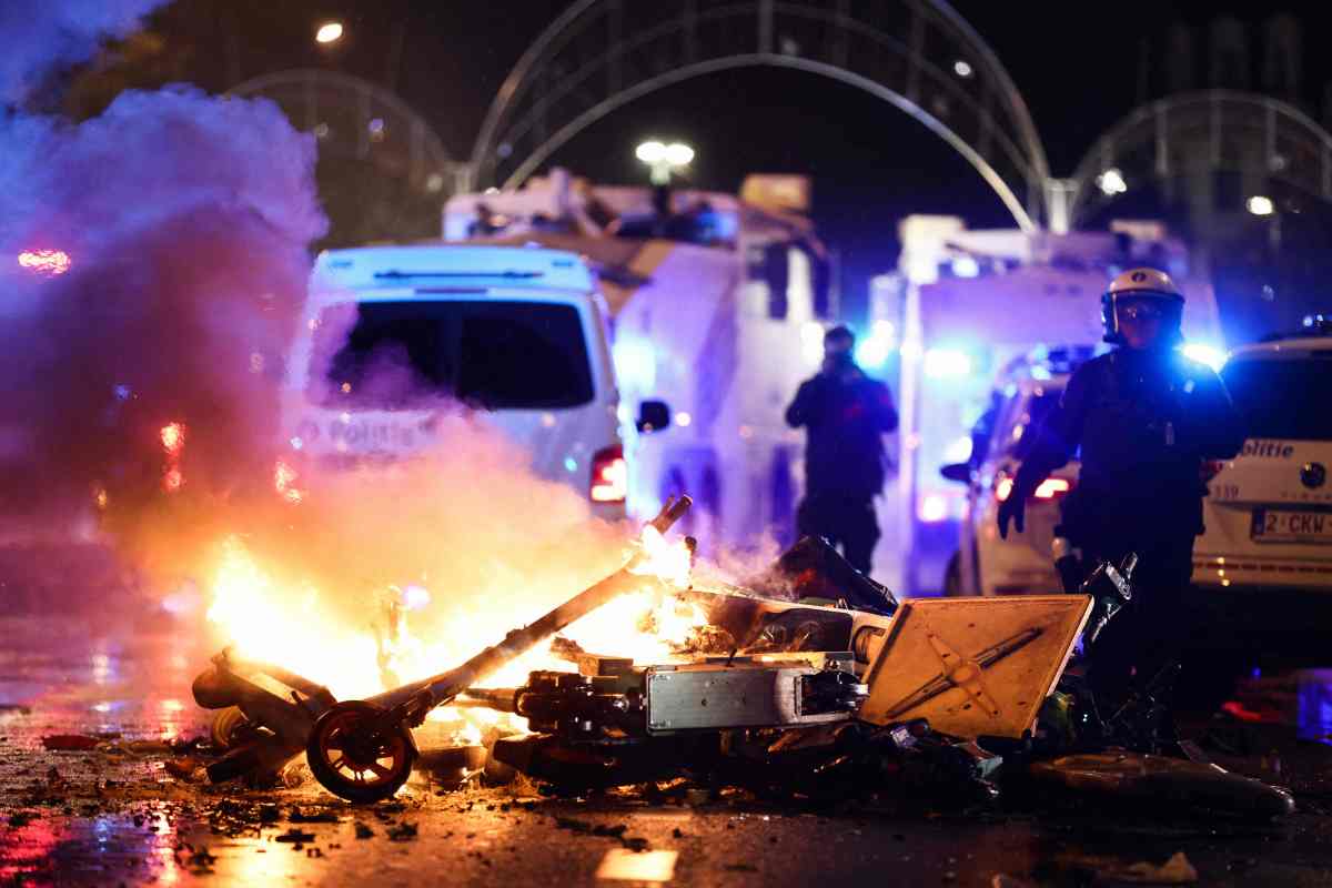 Brennende Gegenstände auf den Straßen in Brüssel.