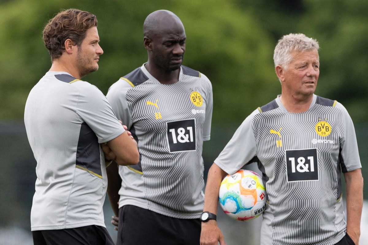 Otto Addo im Gespräch mit dem Trainerteam von Borussia Dortmund.