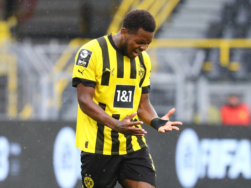 Jayden Braaf ärgert sich nach einer vergebenen Chance für Borussia Dortmund.
