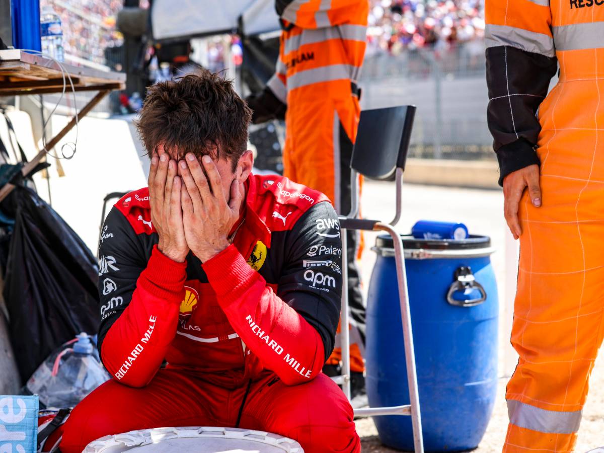 Ferrari-Pilot Charles Leclerc schlägt in der Formel 1 die Hände vors Gesicht.