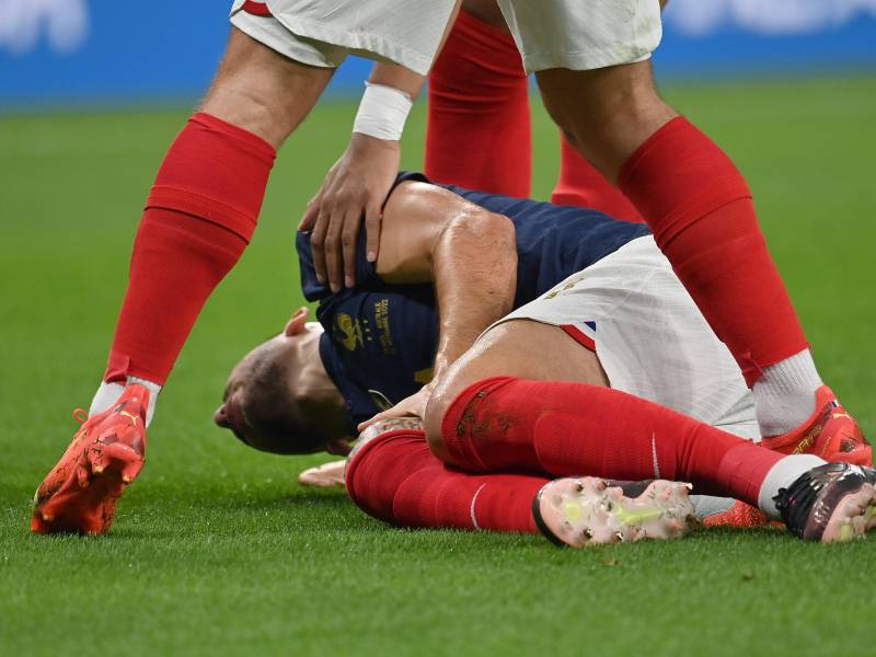 Lucas Hernandez liegt schmerzverzerrt am Boden.