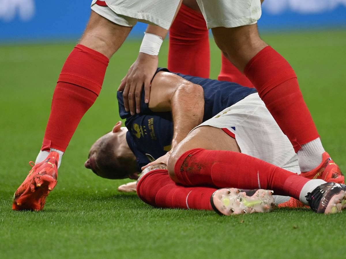 Lucas Hernandez liegt schmerzverzerrt am Boden.