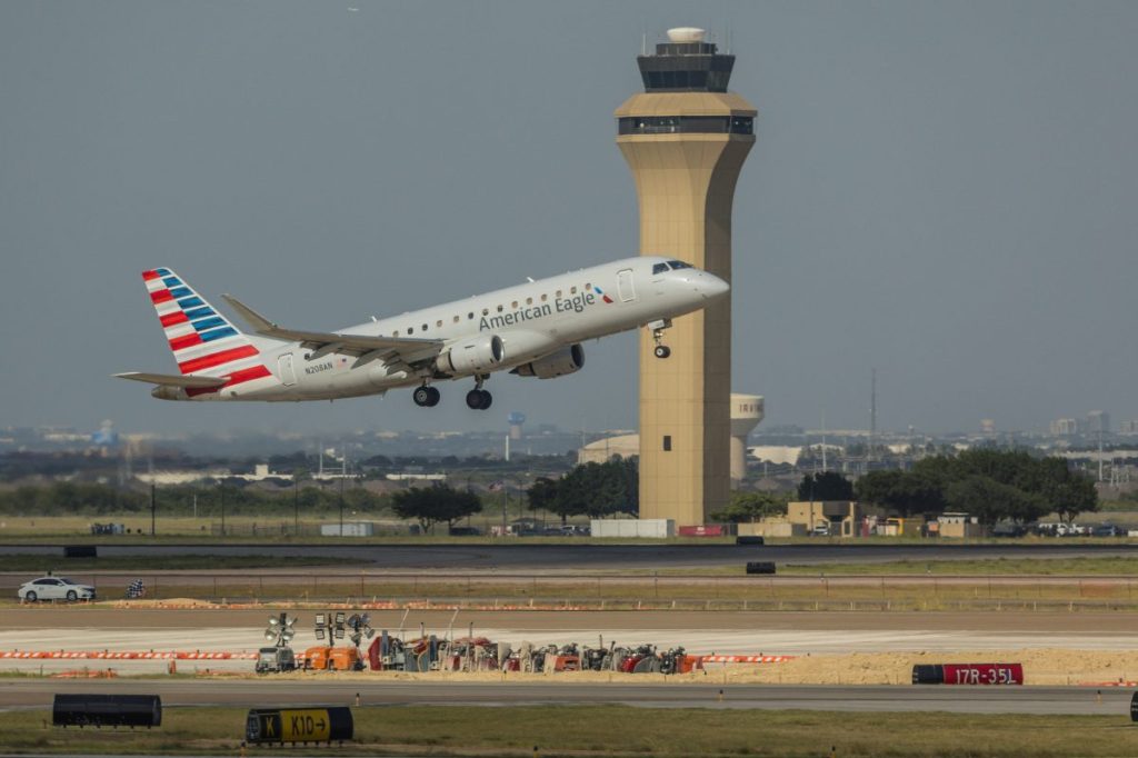 Ein Flugzeug hebt von der Startbahn am Airport in Dallas ab.