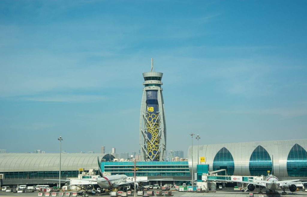 Außenblick auf den Flughafen in Dubai.