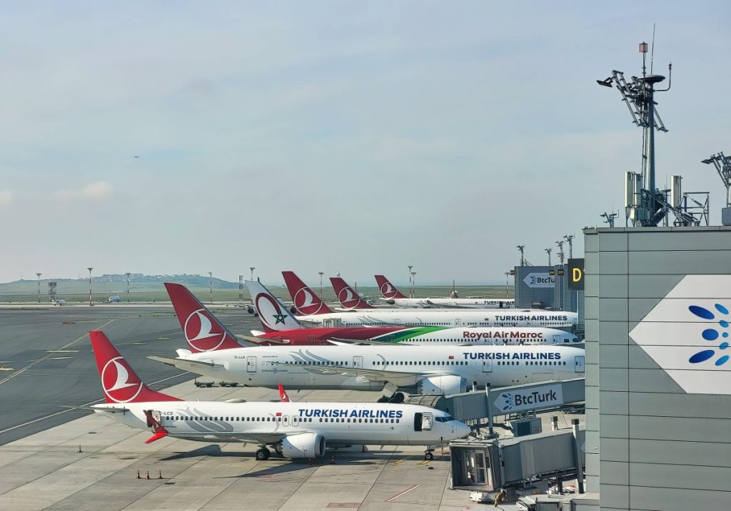 Mehrere Flugzeuge stehen am Flughafen in Istanbul.