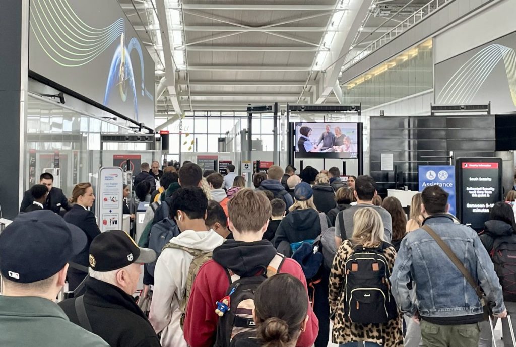 Passagiere warten am Flughafen Heathrow auf die Sicherheitskontrolle.