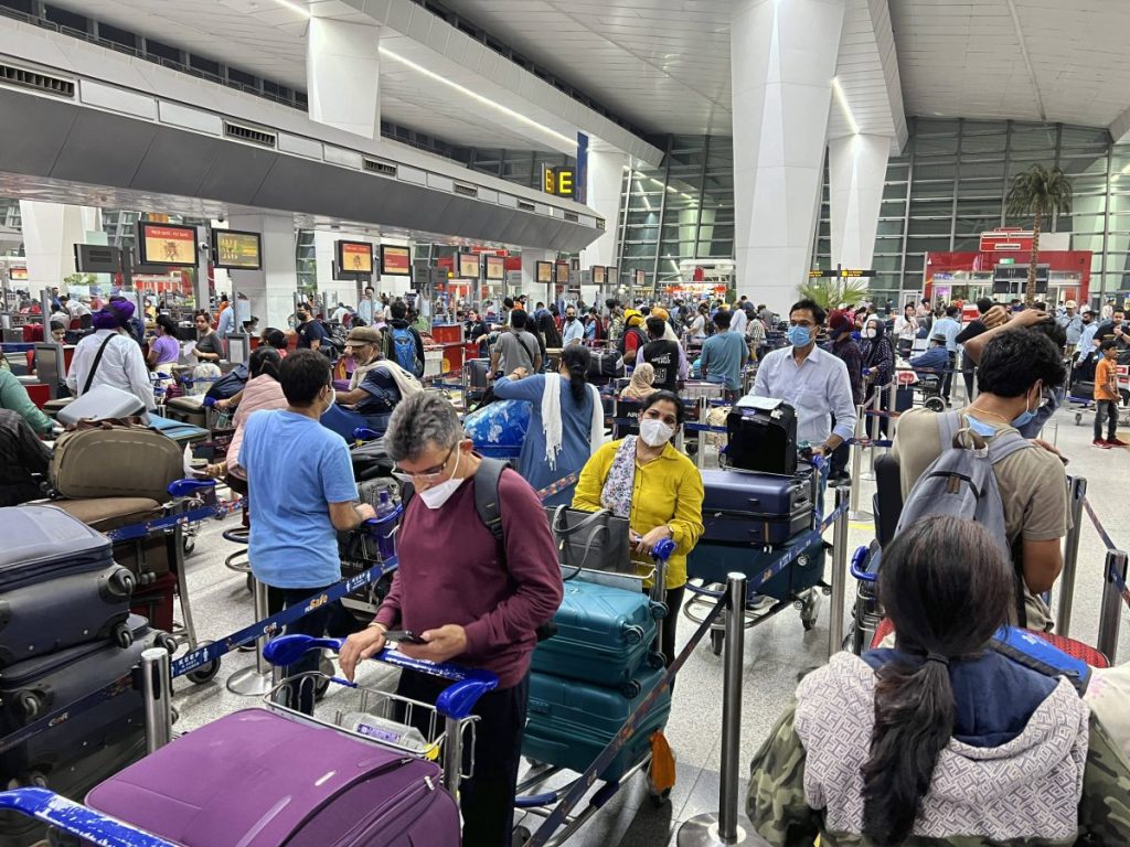 Passagiere warten am Flughafen in Neu-Delhi.