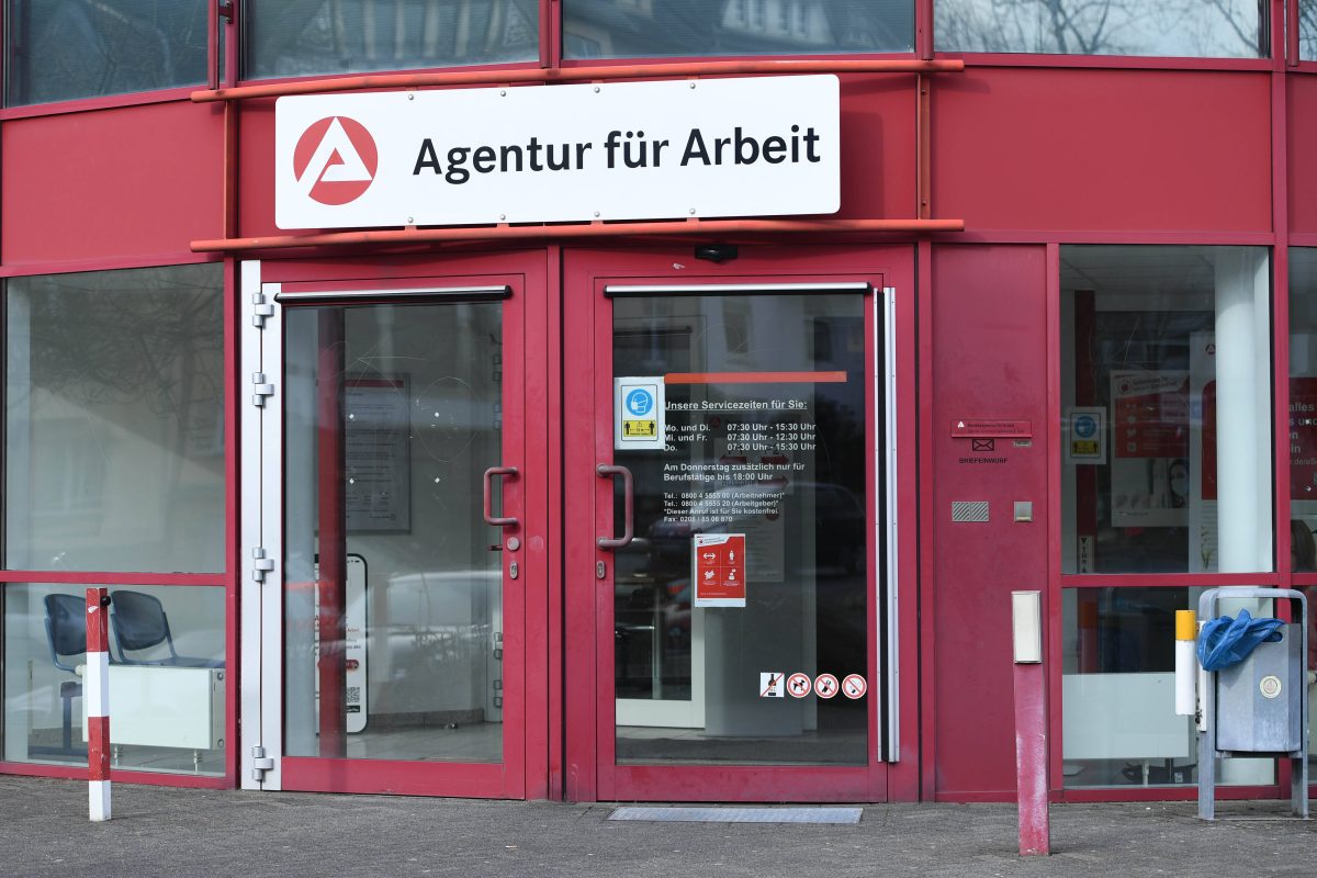 Agentur für Arbeit: Mitarbeiter freuen sich über Bürgergeld-Einigung.