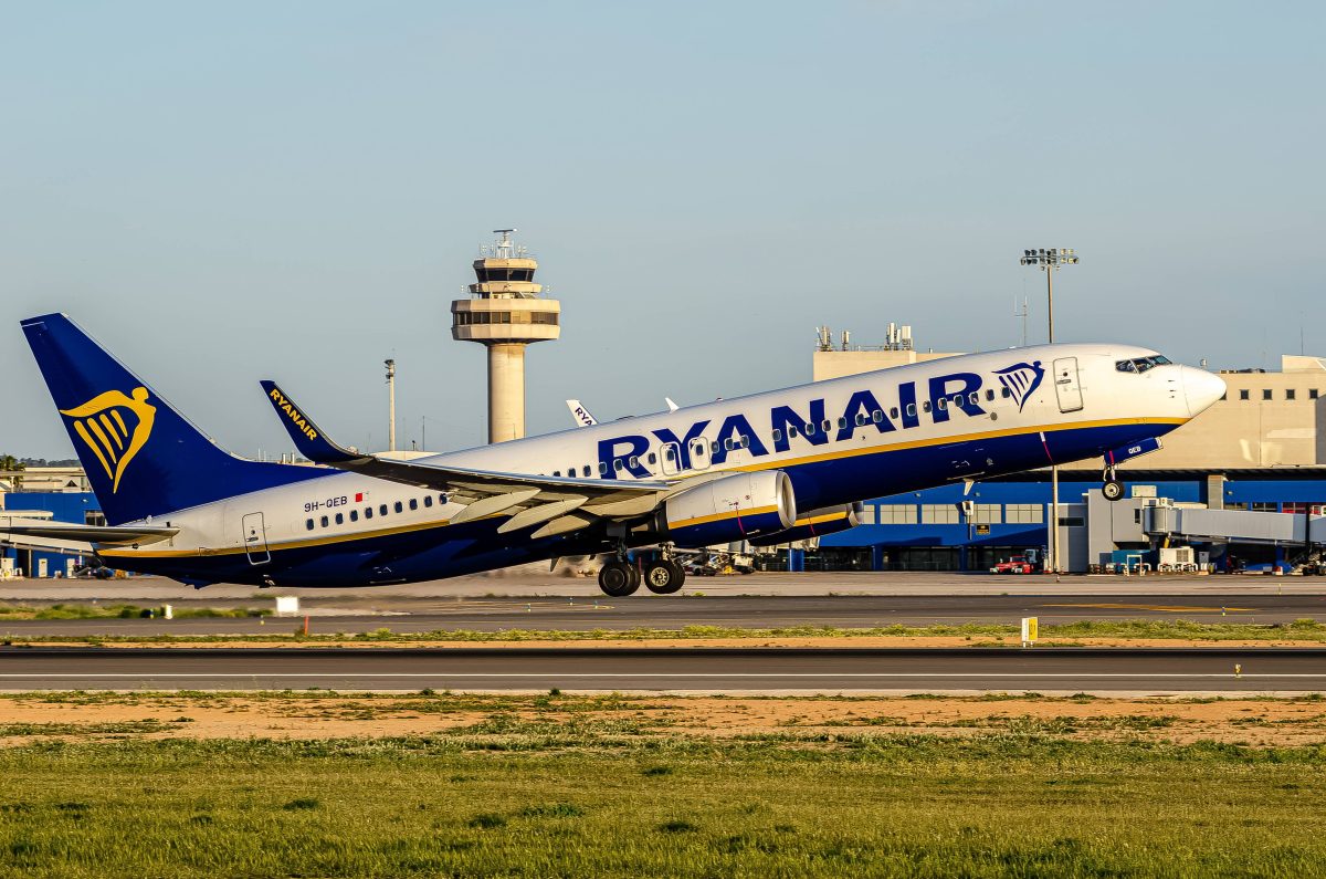 Mallorca Flughafen mit Ryanair-Flugzeug im Startflug