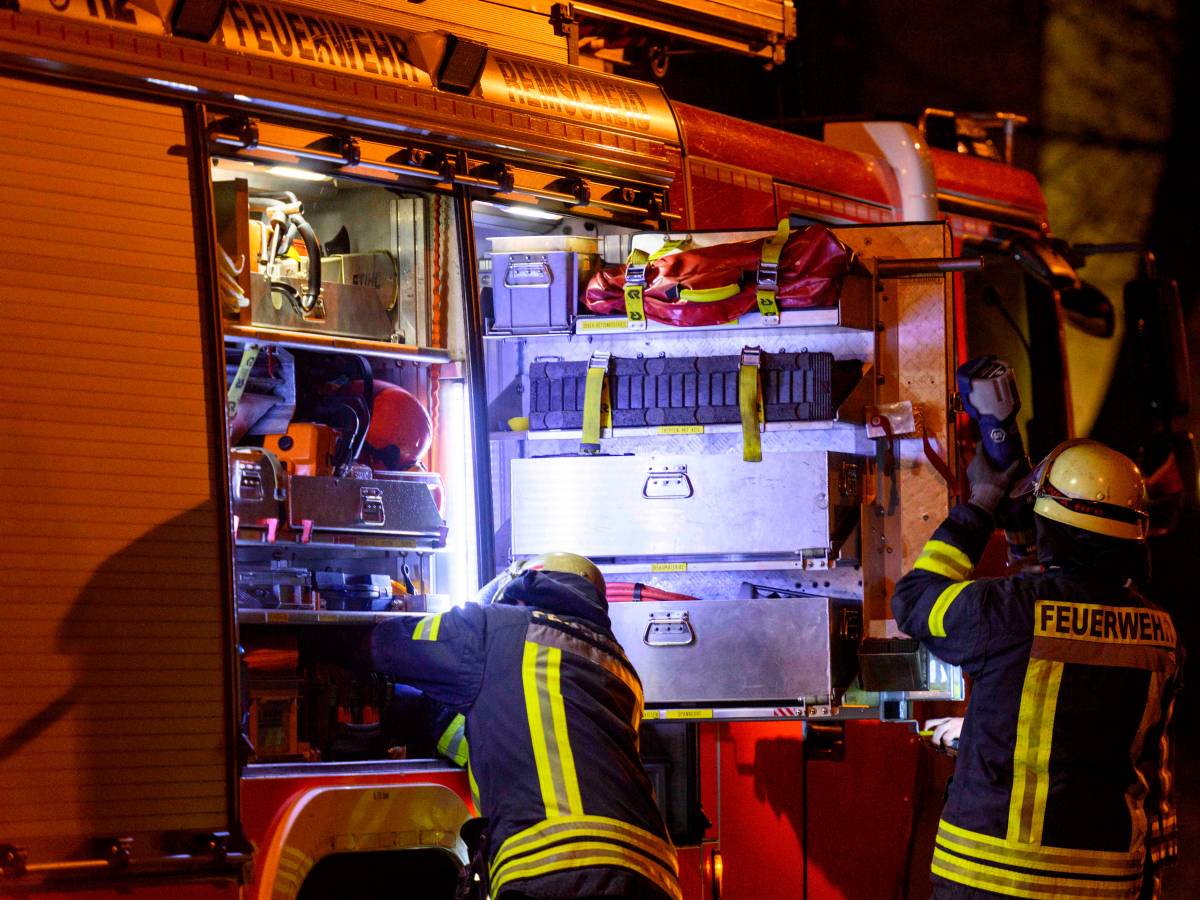 NRW: Feuerwehrleute machen sich zu einem Einsatz bereit