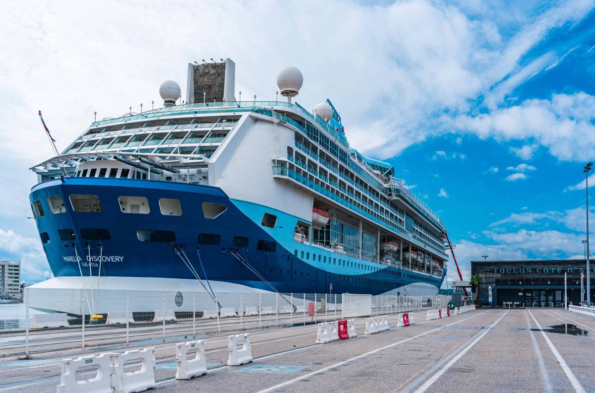 Kreuzfahrt: Schiff liegt vor Anker