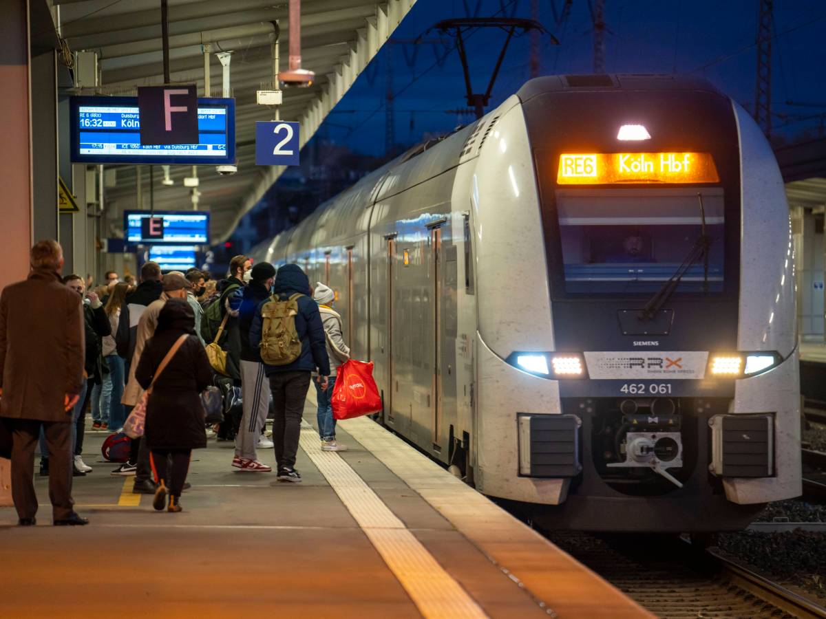 Menschen steigen in eine Bahn im Ruhrgebiet ein