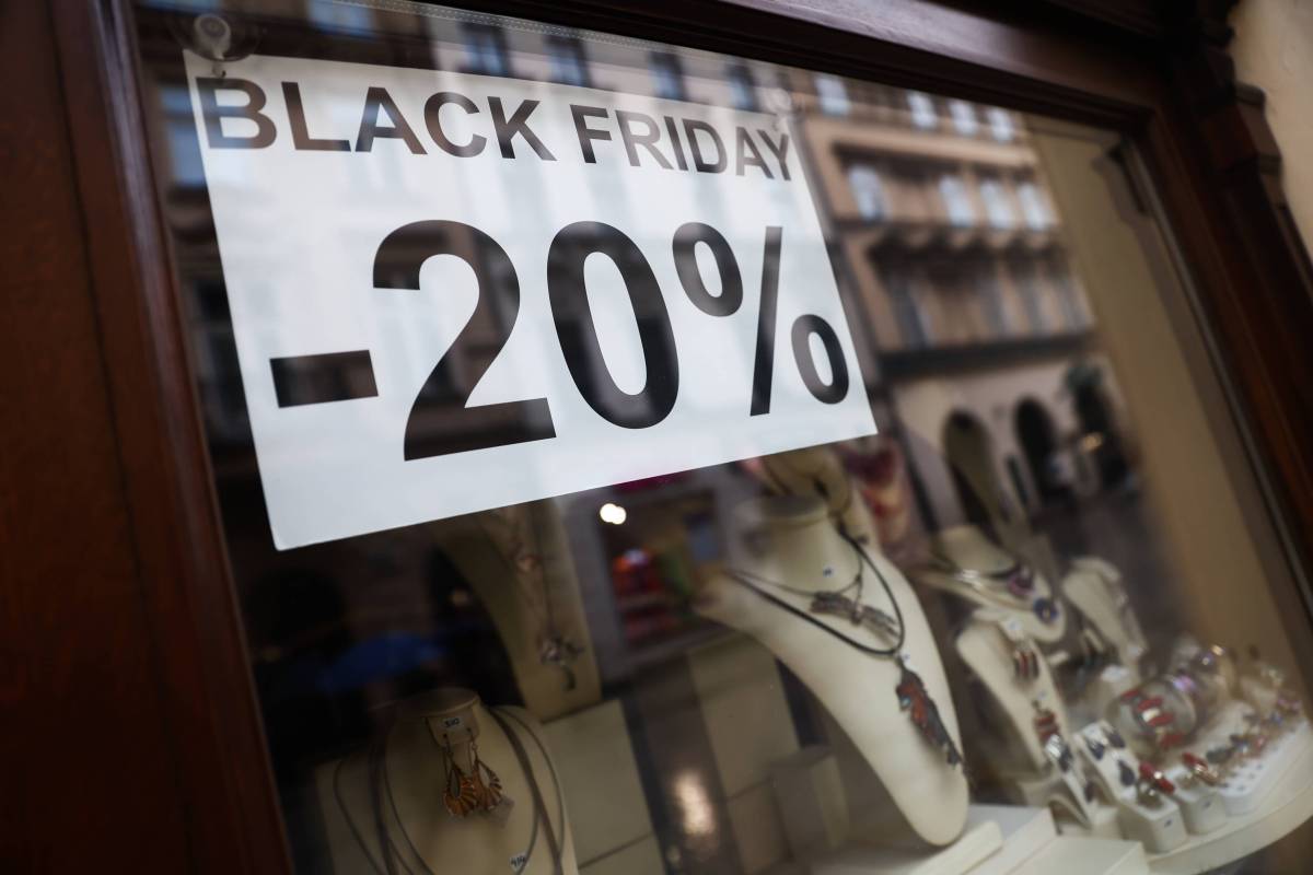 NRW. Black Friday-Angebote in einem Schaufenster