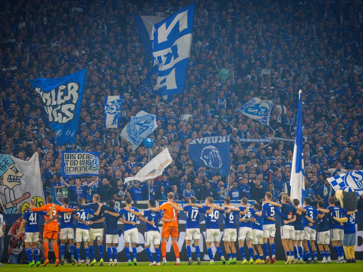 Fans des FC Schalke 04 auf der Nordkurve.,