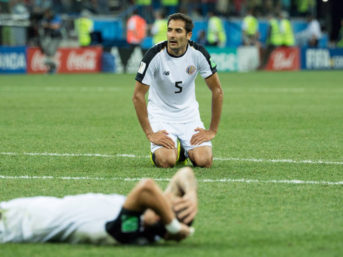 Spieler von Costa Rica am Boden.