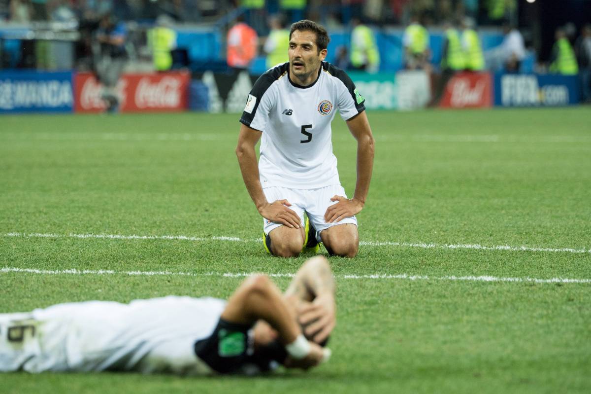 Spieler von Costa Rica am Boden.