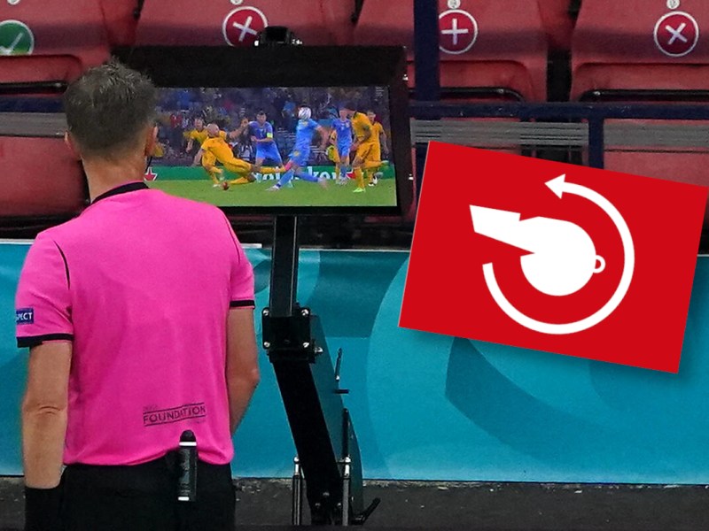 Ein Schiedsrichter schaut auf den VAR-Bildschirm.