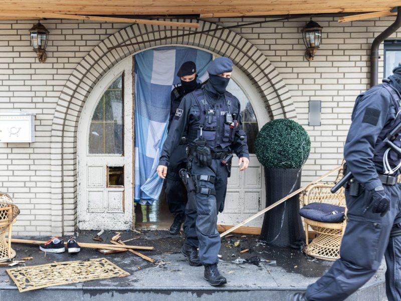 Clans in NRW Polizei verlässt VIlla in Leverkusen