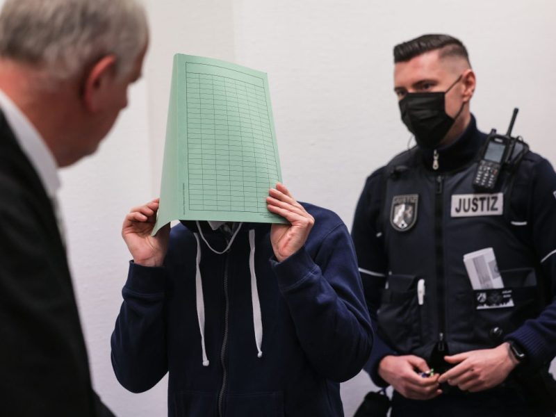 NRW Angeklagter mit Anwalt und Polizist