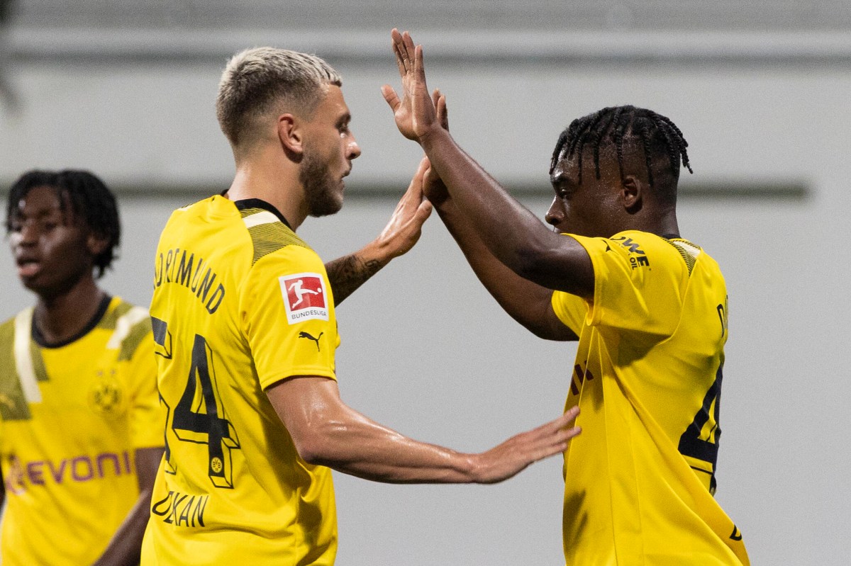 Samuel Bamba (r.) und Can Özkan klatschen bei Borussia Dortmund ab.