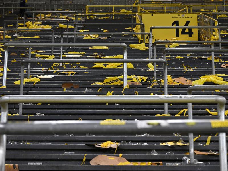 Müll auf der Südtribüne von Borussia Dortmund.
