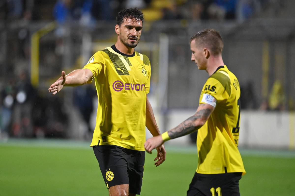 Marco Reus und Mats Hummels klatschen ab.