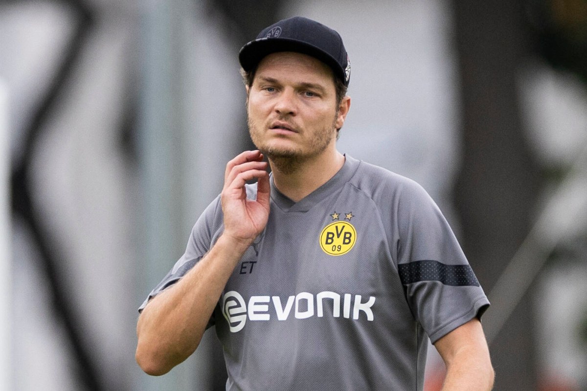 Edin Terzic, Trainer von Borussia Dortmund, schaut nachdenklich.