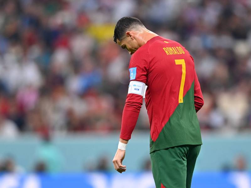 Cristiano Ronaldo schleicht mit gesenktem Kopf über den Platz.
