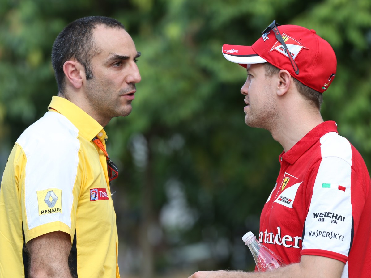 Cyril Abiteboul und Sebastian Vettel in der Formel 1 im Gespräch.