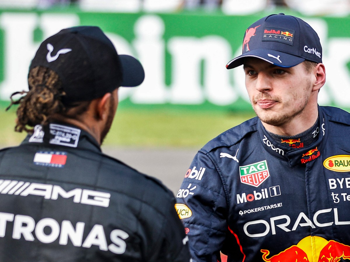 Lewis Hamilton und Max Verstappen geben sich vor einem Rennen der Formel 1 die Hand.