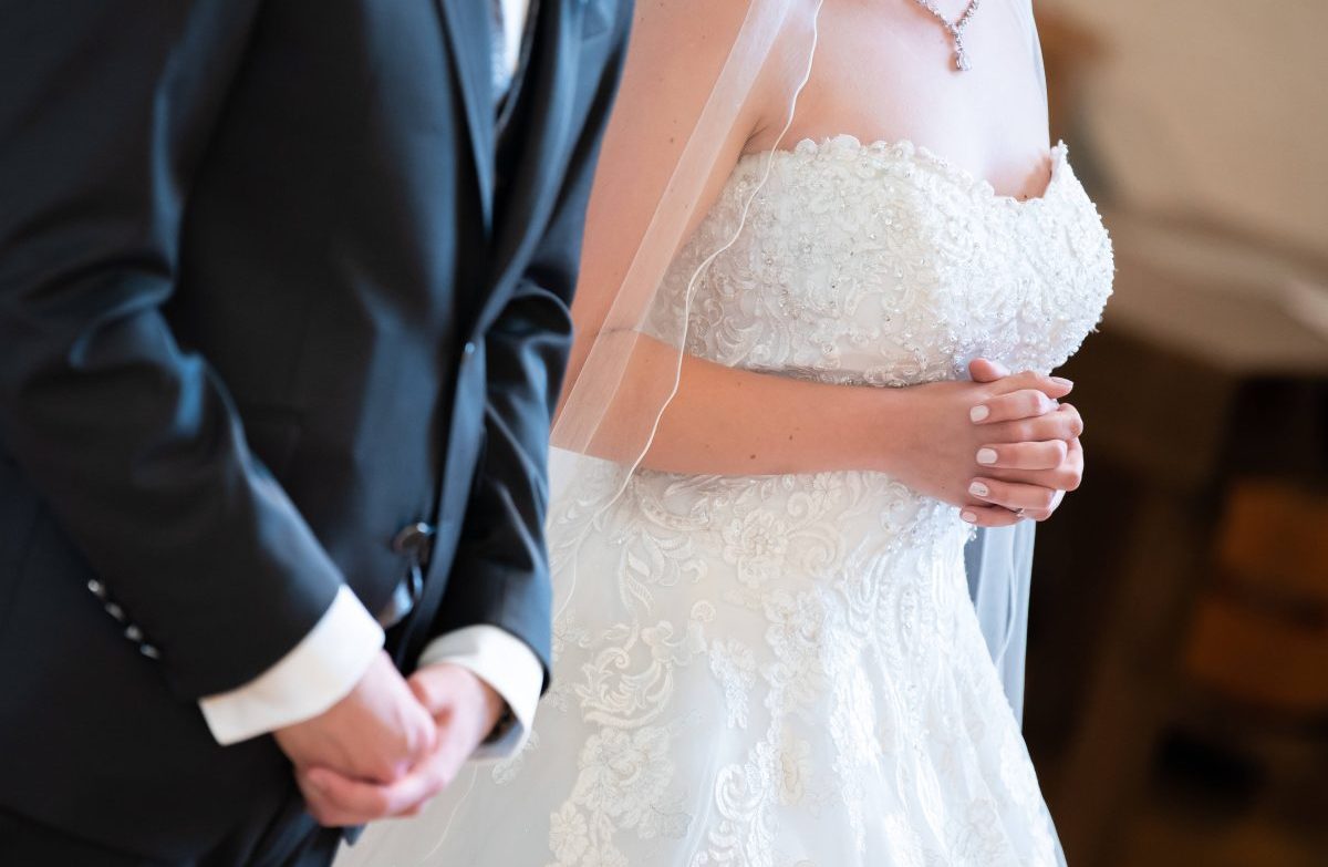 Hochzeit Braut und Bräutigam vor dem Altar