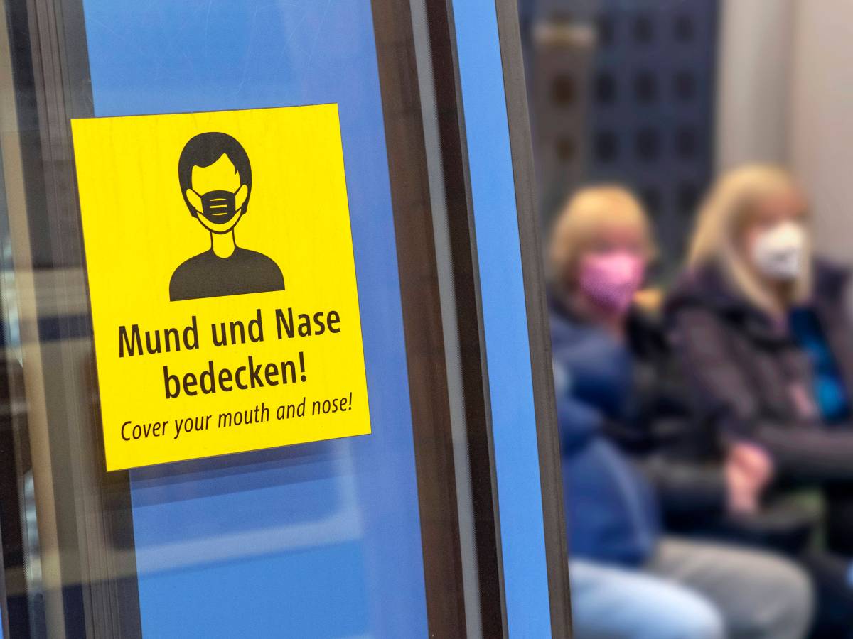 Corona: Ein Schild mit der Aufforderung eine Maske in der Bahn zu tragen