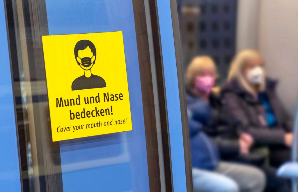 Corona: Ein Schild mit der Aufforderung eine Maske in der Bahn zu tragen