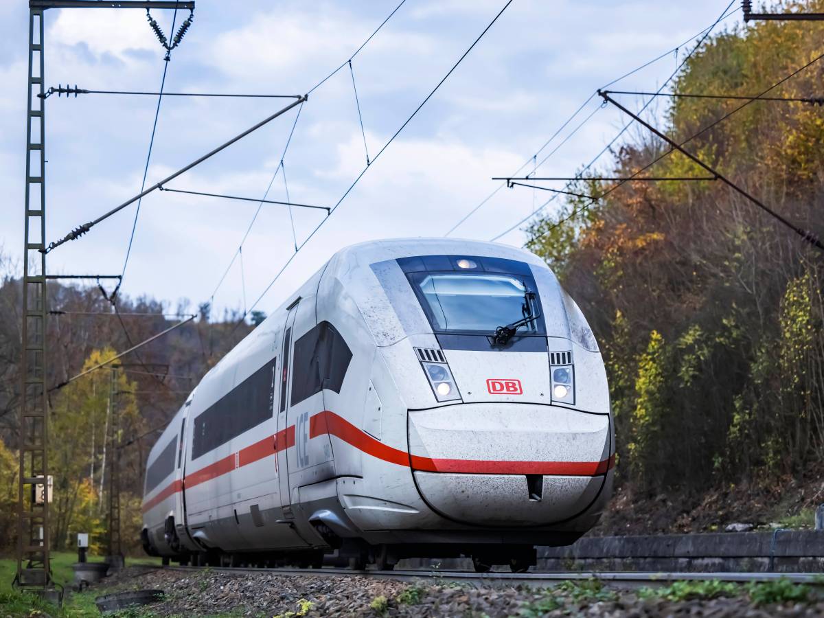 Deutsche Bahn: Ein ICE in voller Fahrt