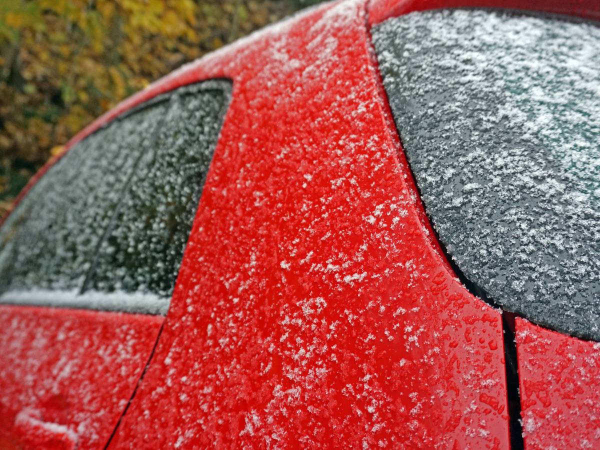 Bochum: Ein verschneites Auto