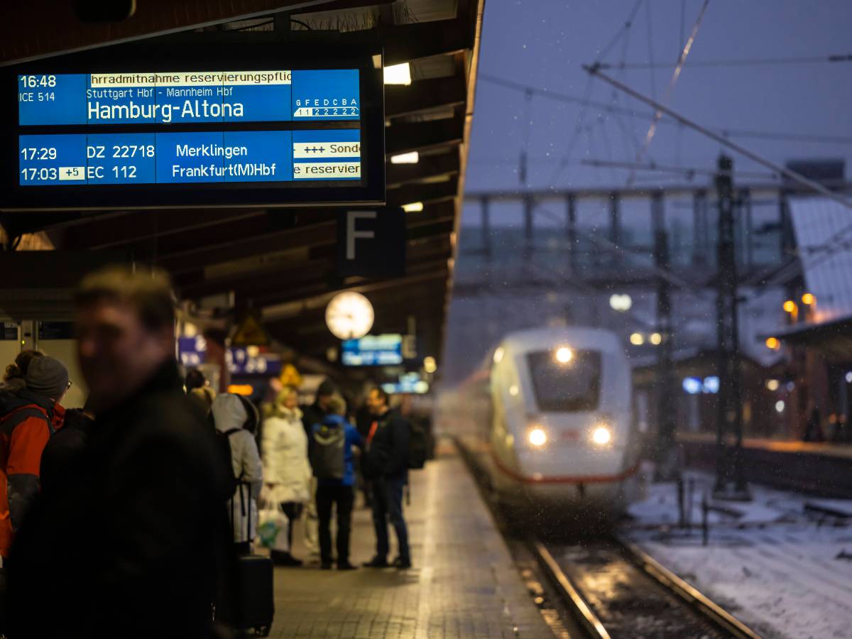 Die Bundespolizei warnt vor den Gefahren an Gleisanlagen. Darauf musst du achten, wenn du mit Deutscher Bahn, Flixtrain und Co. unterwegs bist!