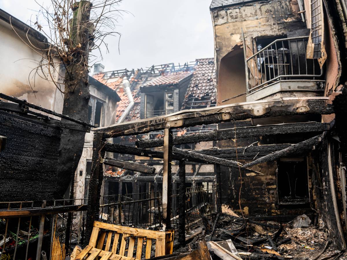 Während ein Bewohner unter der Dusche stand, entflammte ein Feuer im Haus. Die Feuerwehr konnte den Brand in Recklinghausen löschen, doch es ist fast nichts übrig geblieben.