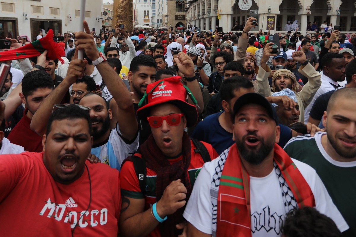 Fans feiern vor Marokko - Portugal in den Straßen von Doha.