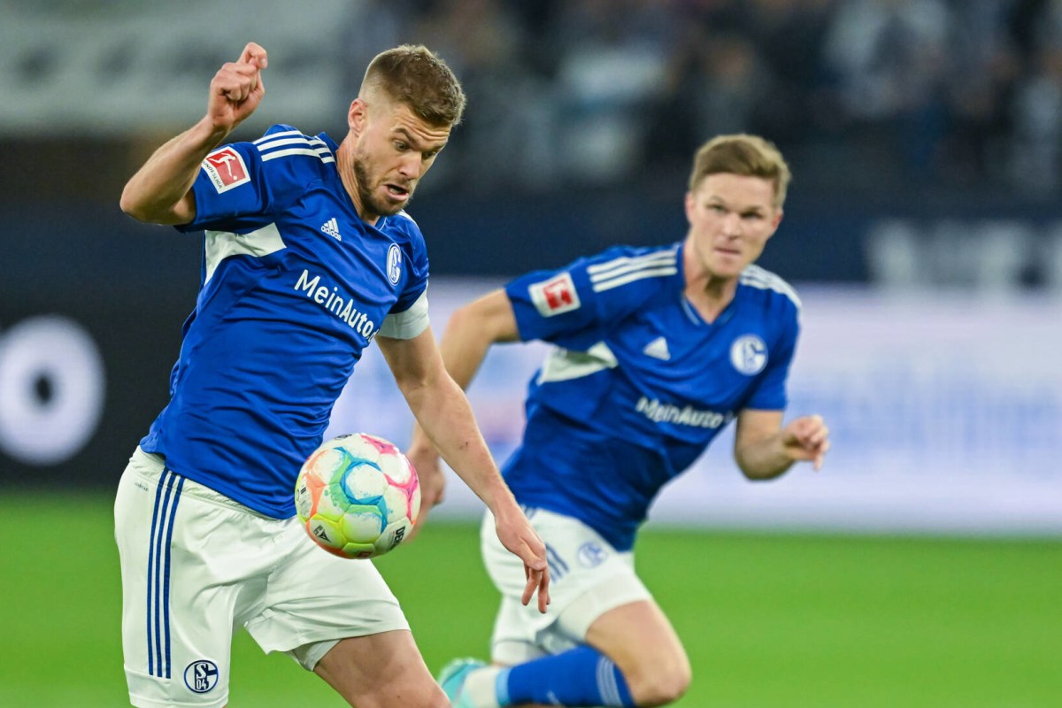 Simon Terodde für den FC Schalke 04 am Ball.