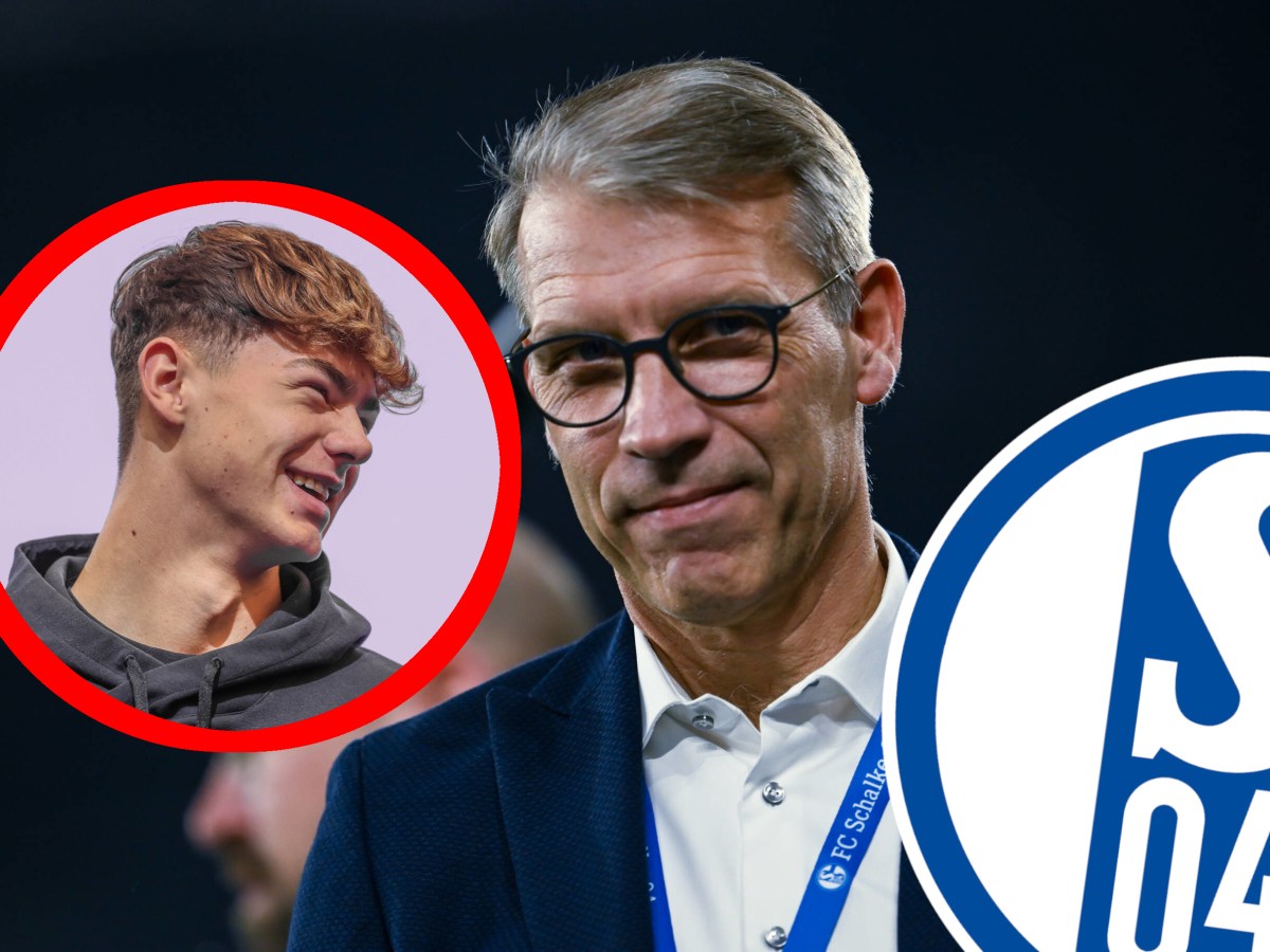 Schalke-Sportvorstand Peter Knäbel schaut verschmitzt in die Kamera. Talent Luca Podlech schaut ihn an.