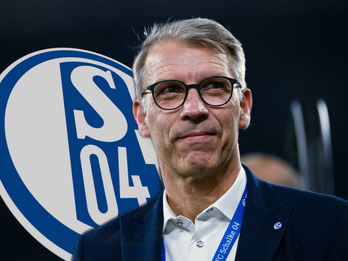 Peter Knäbel vor dem Wappen des FC Schalke 04.