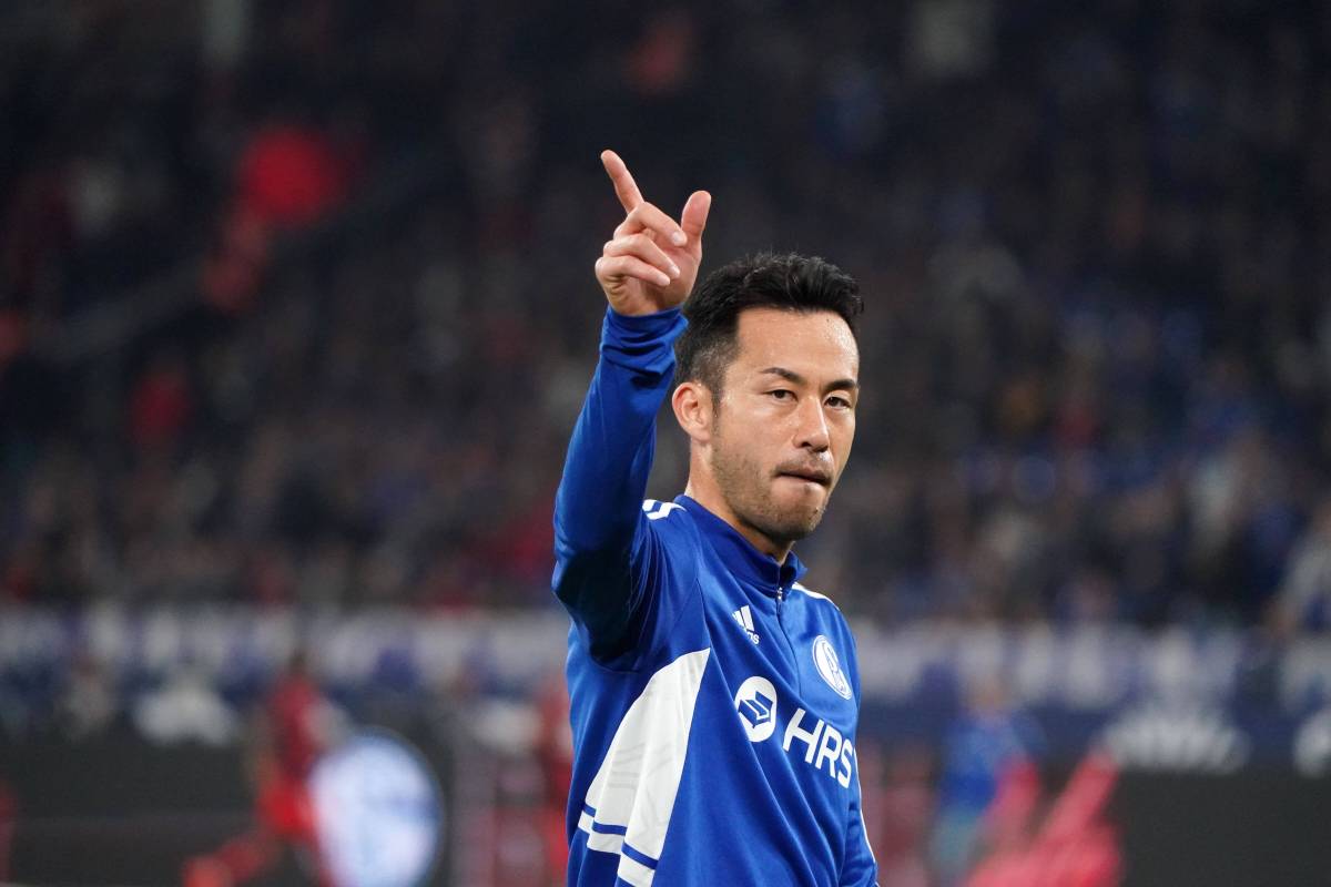 Maya Yoshida grüßt die Fans des FC Schalke 04.